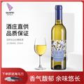 国菲右边白葡萄酒