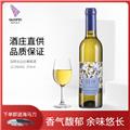 国菲右边白葡萄酒